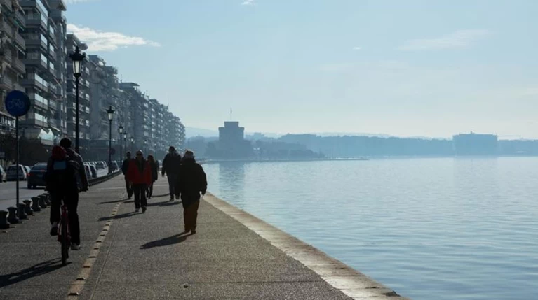 Άνδρας έπεσε στον Θερμαϊκό - Νοσηλεύεται στο "Ιπποκράτειο"