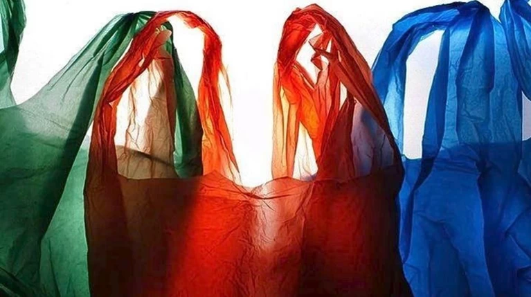 Αυξάνεται από σήμερα η τιμή της πλαστικής σακούλας