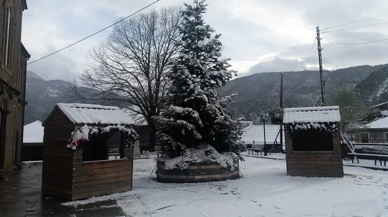 Σαρώνει o «Ραφαήλ»: Εγκλωβισμοί, κατολισθήσεις, κρύο και χιόνια