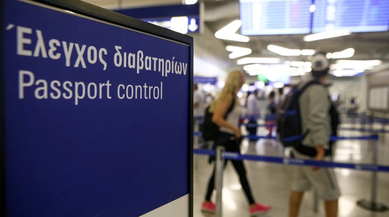 Welt: Πρόσφυγες με πλαστά έγγραφα διακινούνται στα ελληνικά αεροδρόμια