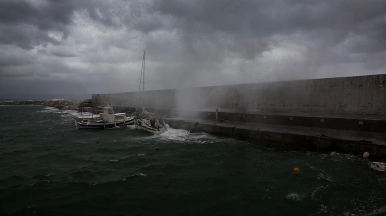 Πρόβλημα με πλοίο έξω από την Άνδρο-Επιστρέφει στη Ραφήνα