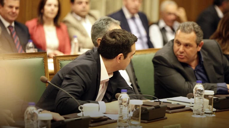 Le Monde: Ο Τσίπρας επωφελήθηκε από την αποχώρηση Καμμένου