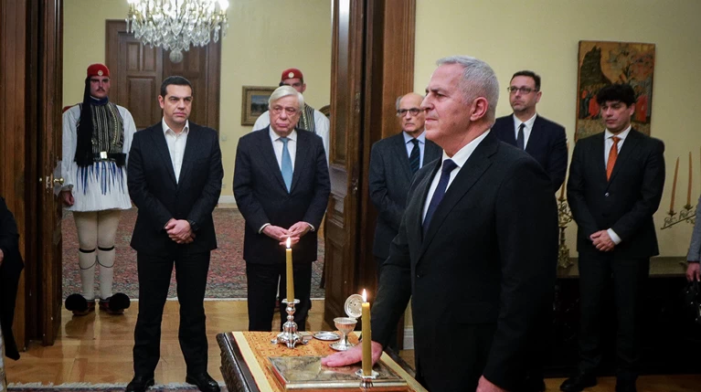 Ορκίστηκε ο νέος Υπουργός Άμυνας Ευάγγελος Αποστολάκης