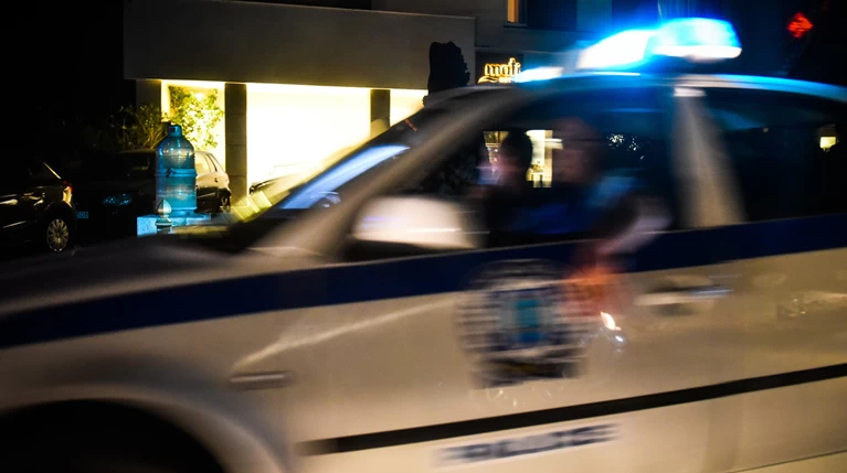 Δύο ληστείες και μια απόπειρα τα ξημερώματα στην Αττική με έναν τραυματία