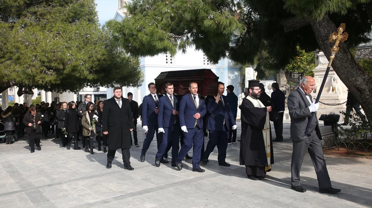 Θλίψη στην κηδεία του αγαπημένου ηθοποιού Τρύφωνα Καρατζά