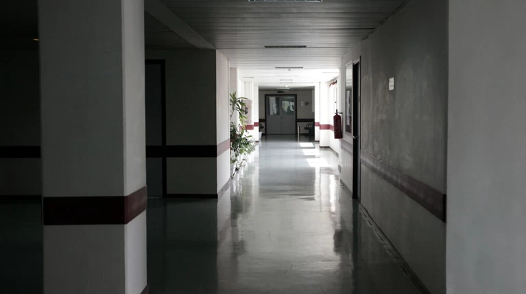 Συνέλαβαν 25 παράνομες αποκλειστικές νοσοκόμες στη Δυτ. Αττική