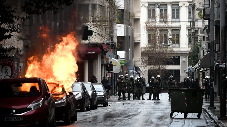 Βανδαλισμοί στα Εξάρχεια και χημικά