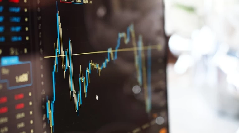 Les Echos: Οι αγορές περιμένουν τώρα τα ελληνικά ομόλογα