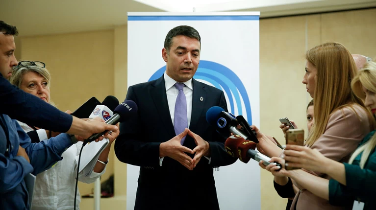 Nτιμιτρόφ: Θα βοηθούσα σε ένα debate Μητσοτάκη-Μικόσκι