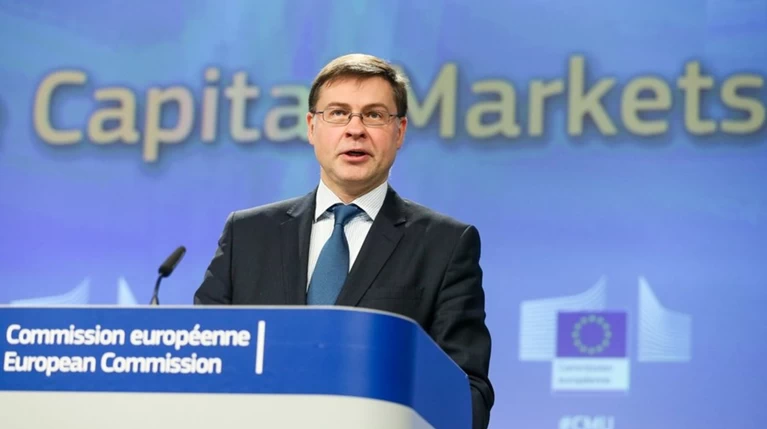Βάλντις Ντομπρόβσκις: ''Λεπτή άσκηση'' η επιστροφή της Ελλάδας στις αγορές