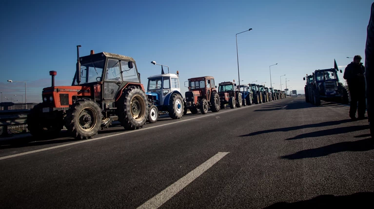 Επί ποδός οι αγρότες, κλειστή μία λωρίδα στον κόμβο Νίκαιας