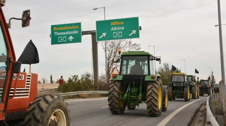 Παραμένουν στο μπλόκο της Νίκαιας οι αγρότες. Κλειστή η Αθηνών-Θεσσαλονίκης