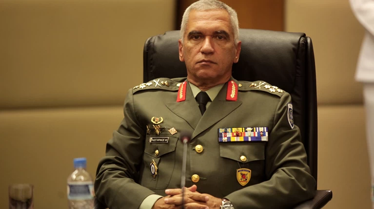 Κωσταράκος κατά Αποστολάκη για τα διακριτικά των στολών