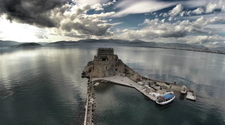 Κυριακή με νεφώσεις, τοπικές βροχές και σκόνη