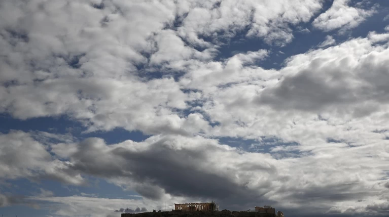 Νεφώσεις με τοπικές βροχές και αφρικανική σκόνη