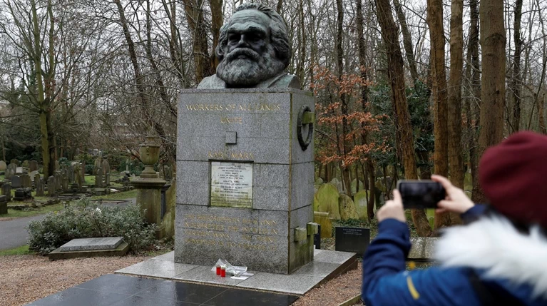 Άγνωστοι βεβήλωσαν τον τάφο του Καρλ Μαρξ στο Λονδίνο