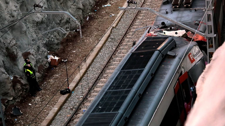 Ενας νεκρός και 16 τραυματίες από εκτροχιασμό τρένου στην Ισπανία