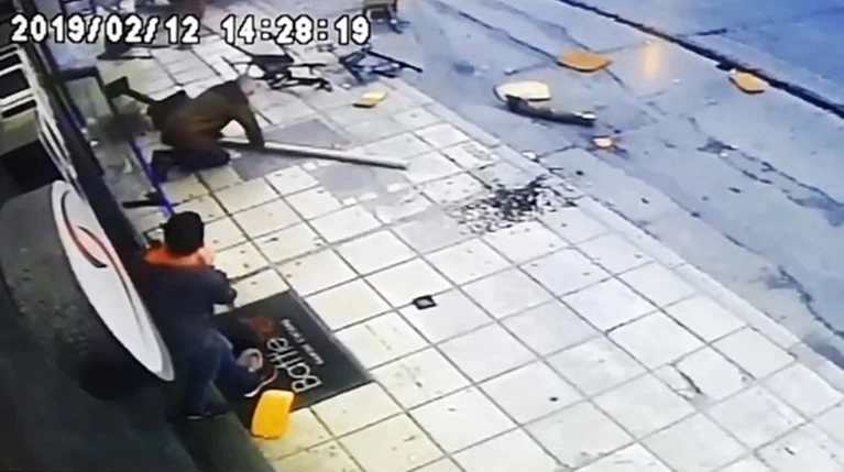 Η στιγμή που αυτοκίνητο παρασύρει πεζούς στη Θεσσαλονίκη-Video