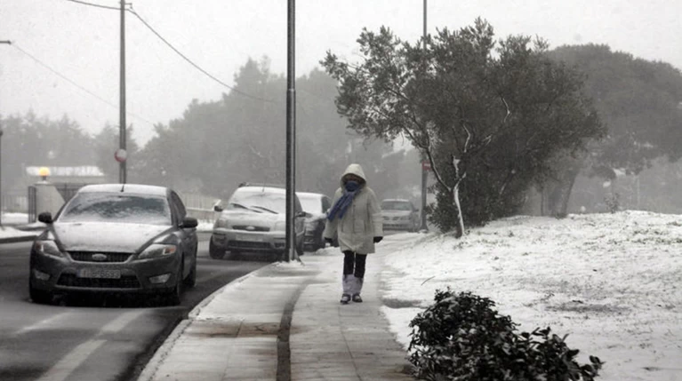 Η «Χιόνη» φέρνει πολικές αέριες μάζες: θυελλώδεις άνεμοι και τσουχτερό κρύο