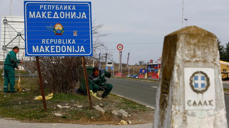 Βόρεια Μακεδονία: Αλλάζουν πινακίδες και διαβατήρια