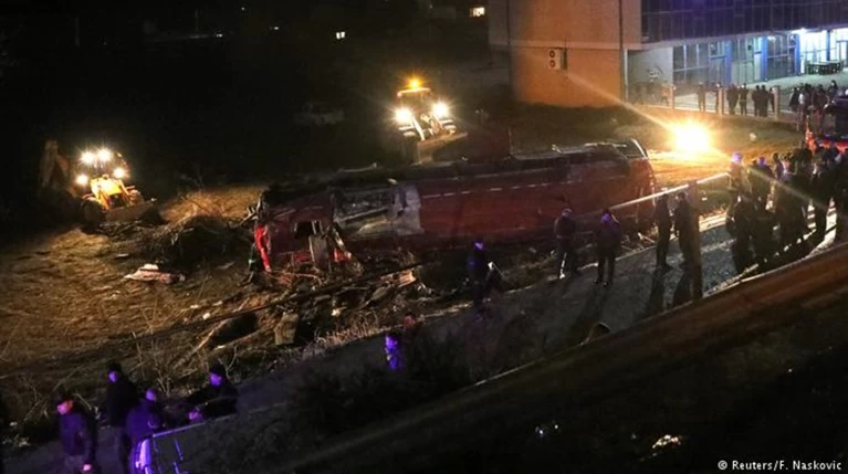 Στους 14 οι νεκροί από ανατροπή λεωφορείου έξω από τα Σκόπια (φωτό)
