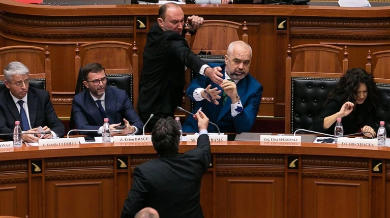 Επίθεση στον Ράμα με μπογιά σε συζήτηση για τη Β.Μακεδονία - Βίντεο