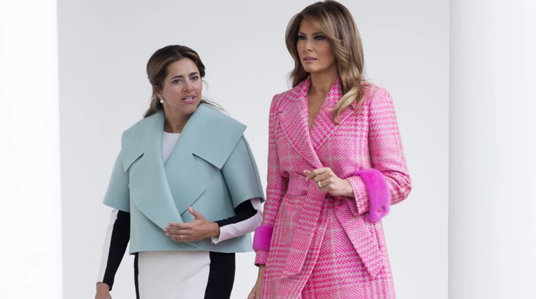 Απίστευτα σχόλια για το look της Μελάνια: "Μπουρνούζι φοράει;"