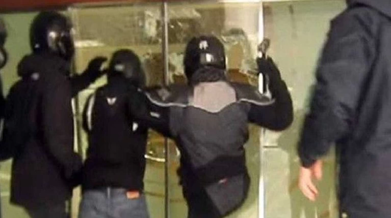 Eπίθεση με βαριοπούλες σε πολυκατάστημα στην Κηφισίας
