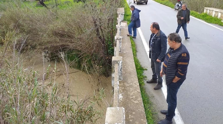 Τέσσερις αγνοούμενοι στην Κρήτη- Το ΙΧ παρασύρθηκε από ρέμα