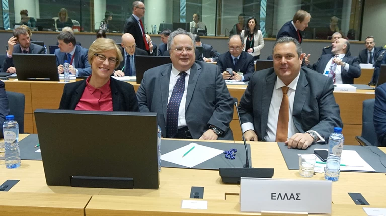 Σίριαλ χωρίς τέλος η κόντρα Κοτζιά - Καμμένου: Μηνύσεις, αντεγκλήσεις & sms