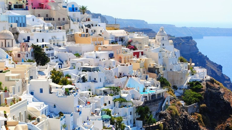 Θρίλερ στη Σαντορίνη: ΙΧ έπεσε στα βράχια
