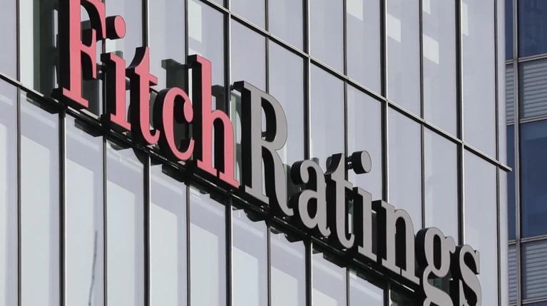«Καμπανάκι» Fitch προς την Αθήνα για αναδρομικά και NPEs