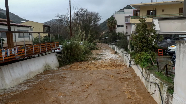 Έρευνες για τον αγνοούμενο στην Κρήτη, επτά εγκλωβισμένοι από κατολίσθηση