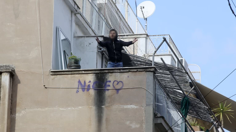 Εξάρχεια: Νεαρός άνδρας απειλεί να πέσει στο κενό