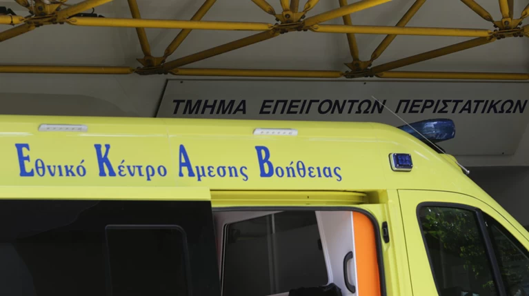 Αυτοκίνητο έπεσε πάνω σε κολώνα στην Αγία Παρασκευή