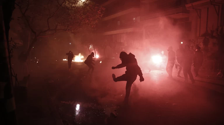 Επίθεση με μολότοφ σε αστυνομικούς στη Πατησίων