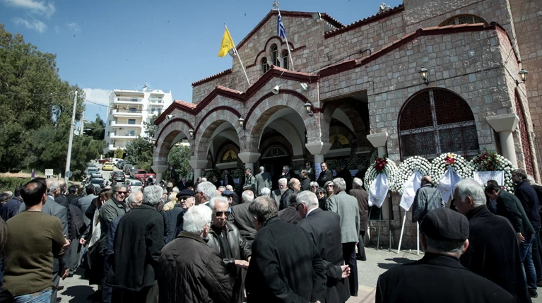 Πλήθος κόσμου στο τελευταίο "αντίο" στον Αντώνη Βγόντζα