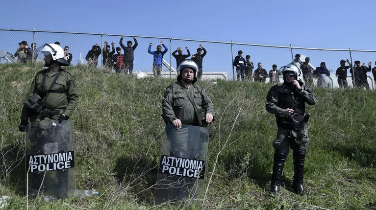 Μετανάστες κατασκήνωσαν στα Διαβατά-Θέλουν να πάνε στην Ειδομένη