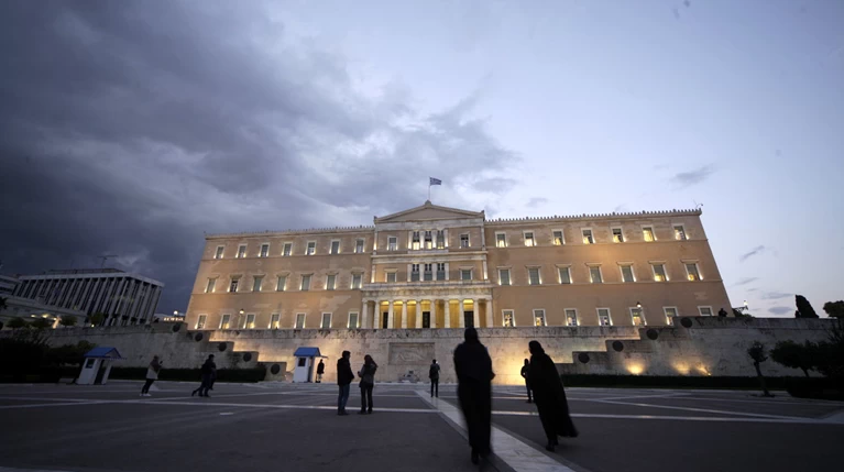 Βουλή: Ψηφίστηκε η τροπολογία για την άρση του τραπεζικού απορρήτου