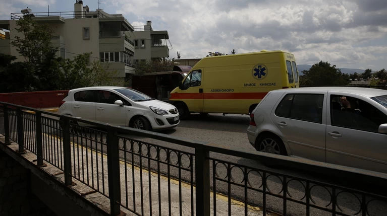 Απεγκλωβισμός δύο ατόμων μετά τη σφοδρή σύγκρουση ΙΧ στη Θέρμη