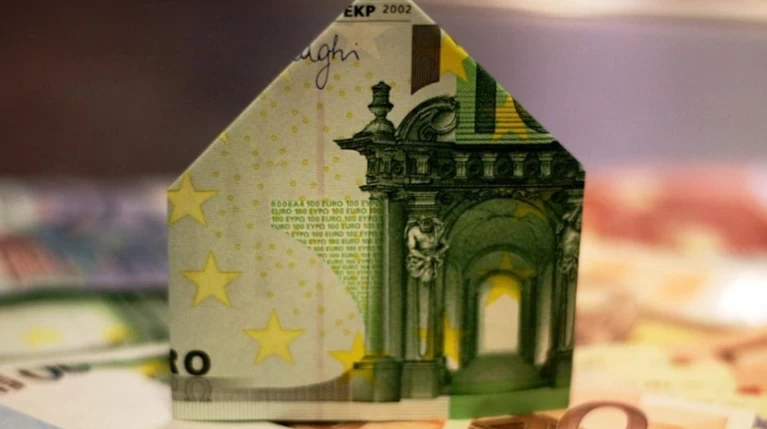 Στο ΦΕΚ η συνεισφορά του Δημοσίου σε οφειλέτες κόκκινων δανείων