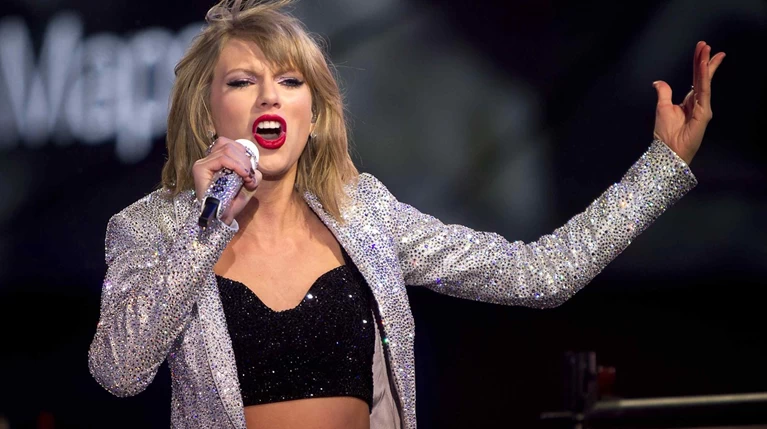 Η Taylor Swift δωρίζει 113.000 δολάρια για τα LGBT δικαιώματα