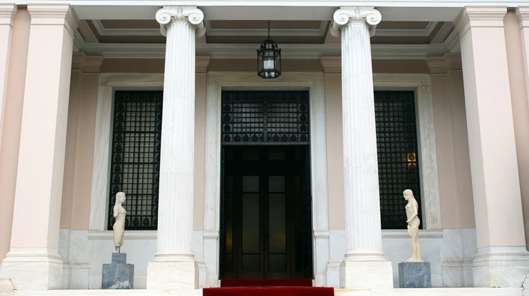 Τα γκάλοπ, οι εκλογές και τα σύννεφα στην αυλή του Μαξίμου