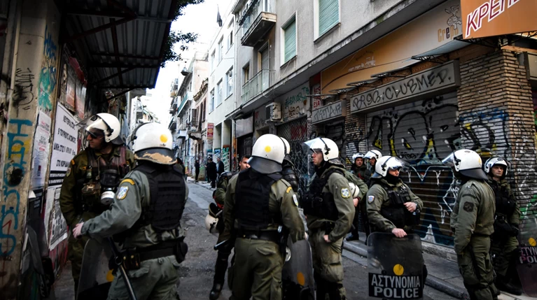 Επιχείρηση της ΕΛΑΣ σε υπό κατάληψη κτίρια στα Εξάρχεια