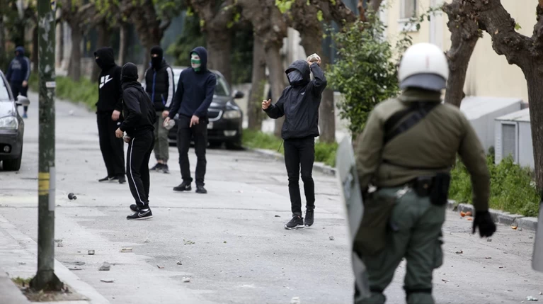 Κλειστή η Πατησίων: Αντιεξουσιαστές κατά αστυνομικών με μολότοφ