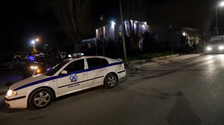 Eπίθεση σε περιπολικό στον Πειραιά-τραυματίστηκε αστυνομικός