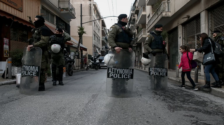 Νέα μεγάλη επιχείρηση της ΕΛΑΣ σε δύο κτίρια στα Εξάρχεια