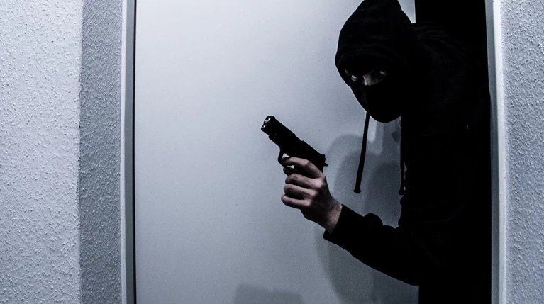 Ληστές χτύπησαν 85χρονη μέσα στο σπίτι της στο Παγκράτι