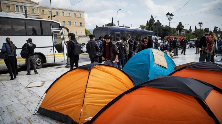 Αποχώρησαν οι πρόσφυγες από την πλατεία Συντάγματος