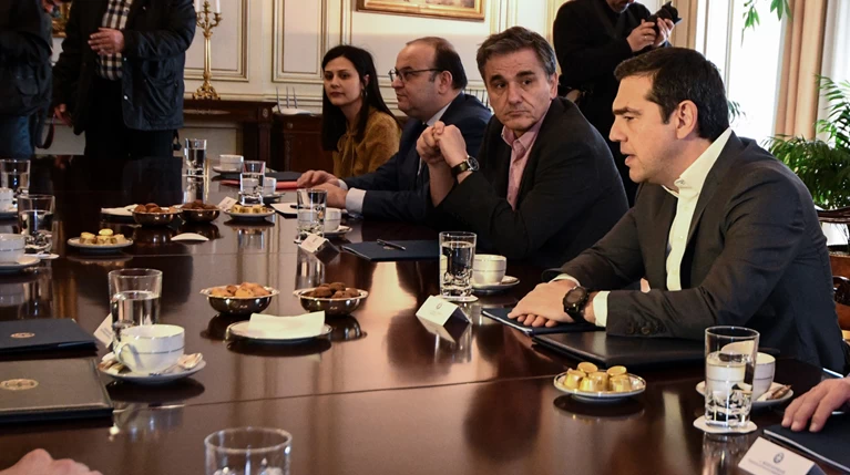 Περιμένοντας το πλεόνασμα: To Mαξίμου & τα σχέδια για παροχές